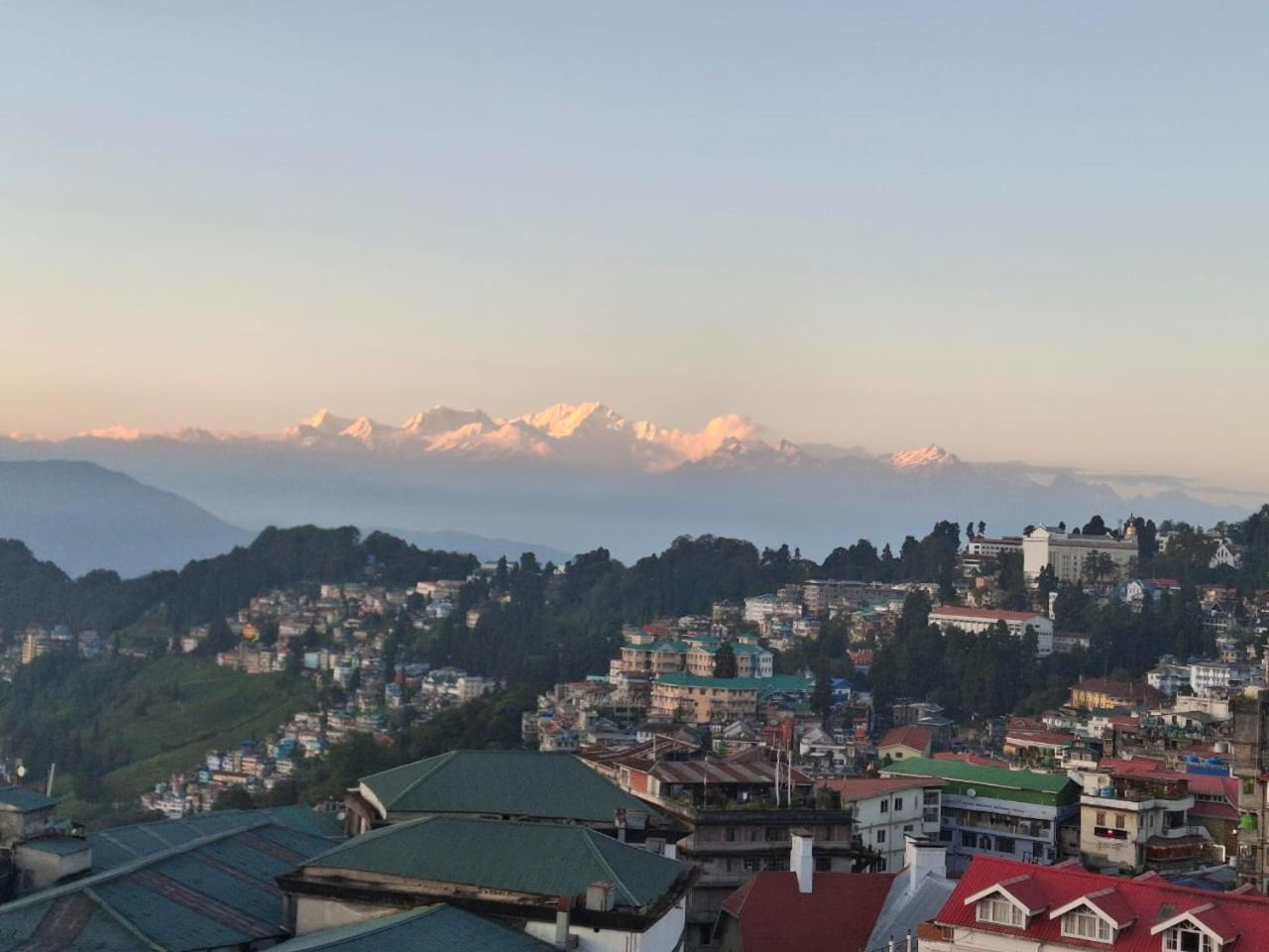 דרג'ילינג Monratino Himadrie -2 Mins Walk From Mall Road - All Rooms Have Kanchenjunga Mountain View מראה חיצוני תמונה