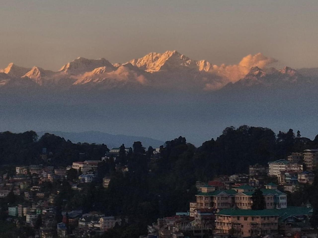 דרג'ילינג Monratino Himadrie -2 Mins Walk From Mall Road - All Rooms Have Kanchenjunga Mountain View מראה חיצוני תמונה